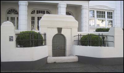 Brunnen vor dem Hofweg-Palais